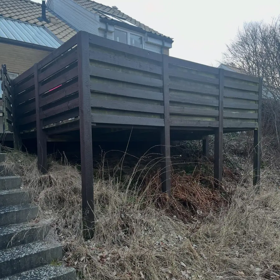 Hævet terrasse før: mørkt og nedslidt træ