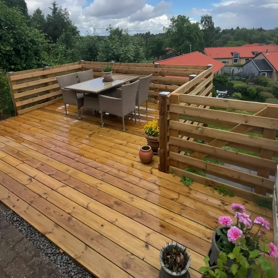 Samme terrasse efter: nyt trædæk og læhegn