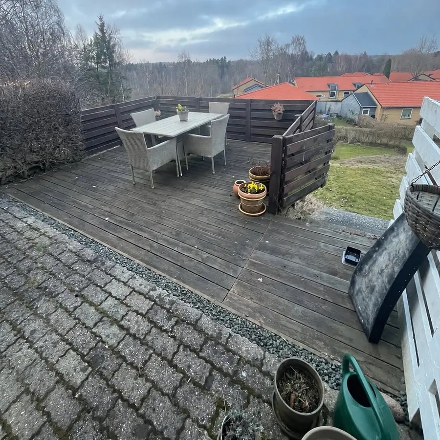 Terrasse før: gråt og slidt trædæk