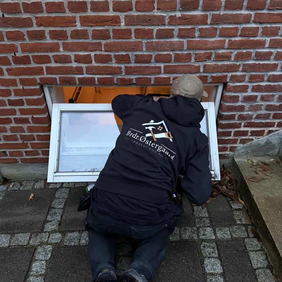 Victor arbejder tæt på vinduesrammen