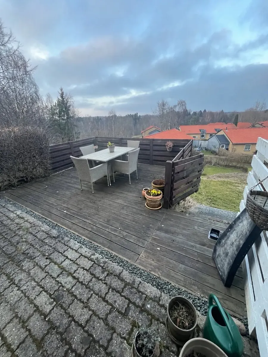 Terrasse med læhegn før: gråt og slidt træ