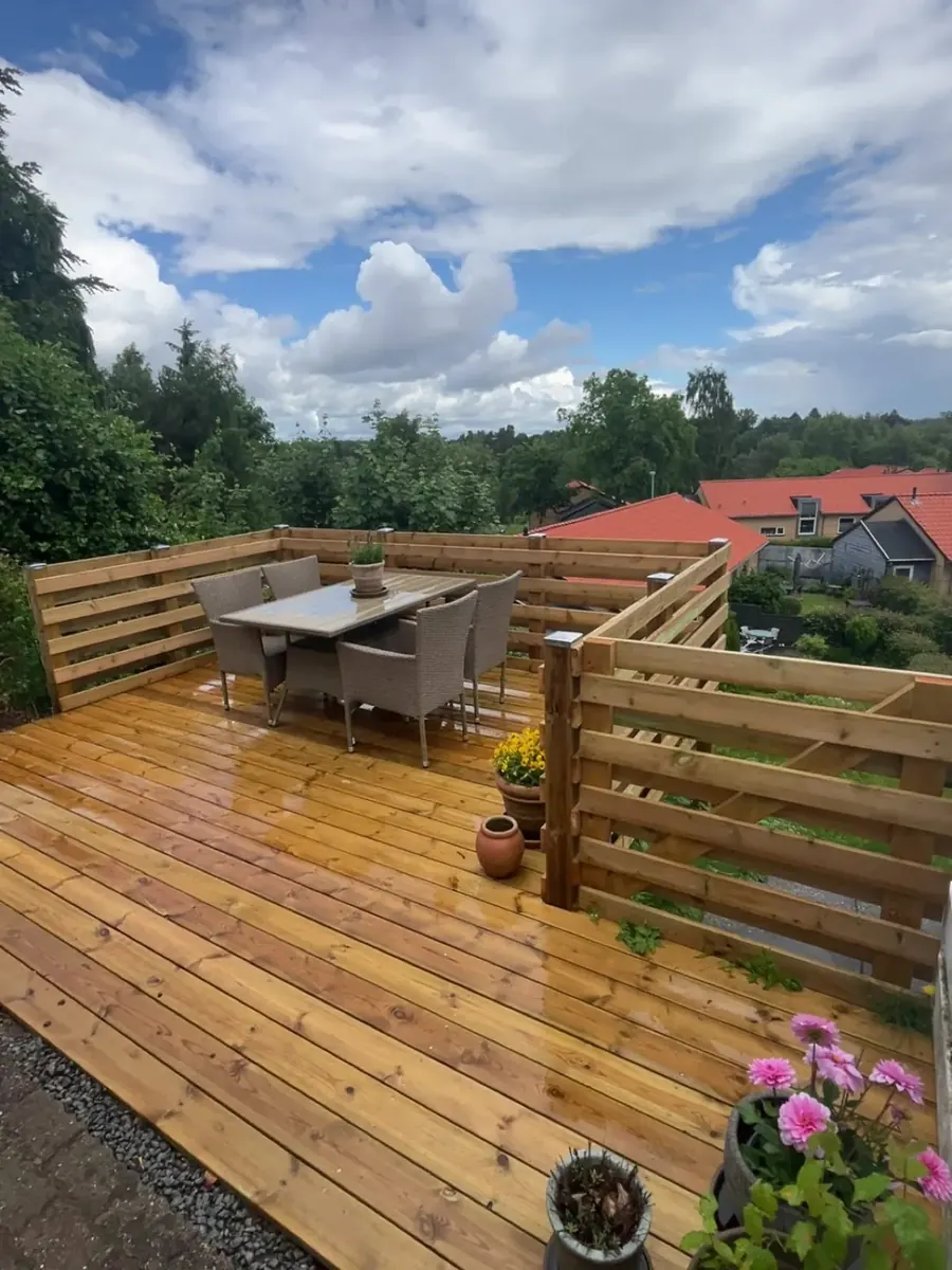 Den nye terrasse med læhegn set fra haven