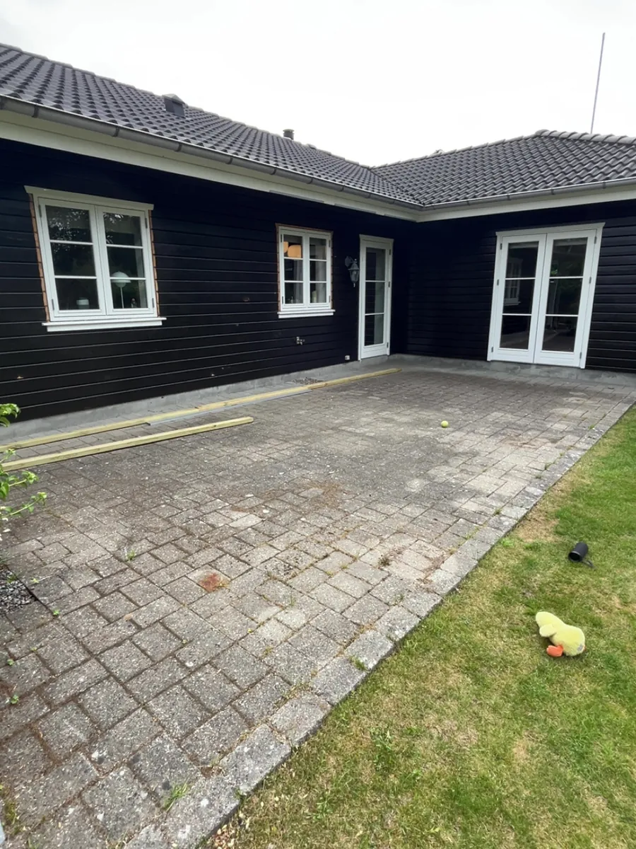 Overdækket terrasse før: fliseterrasse ved huset uden overdækning