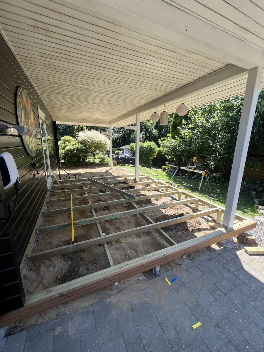 Overdækket terrasse undervejs: strøerne til det nye dæk lægges under taget